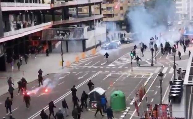 Batalla Campal En Mestalla Entre Ultras Del Valencia Y Barcelona Las